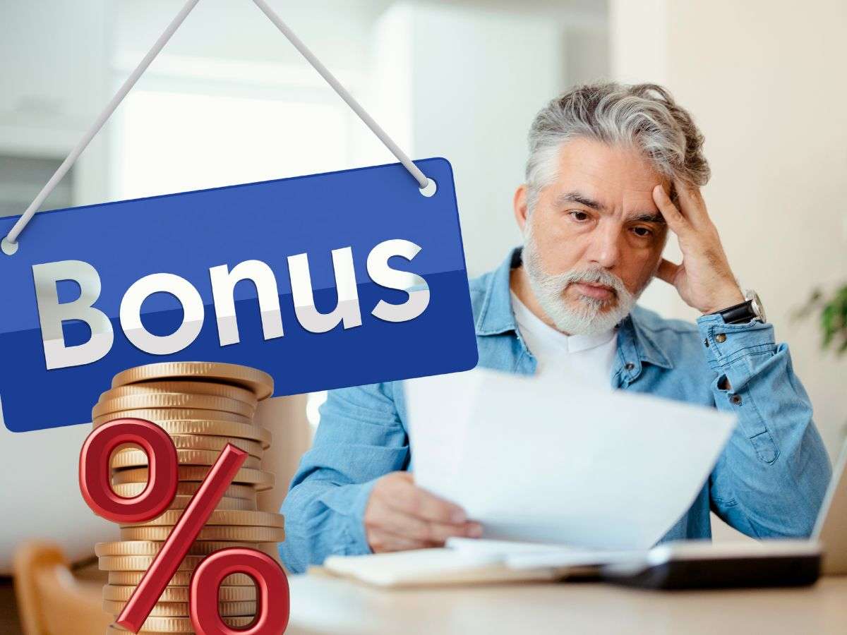 sfondo uomo che legge documenti e cartello con scritta bonus e monete euro con percentuale