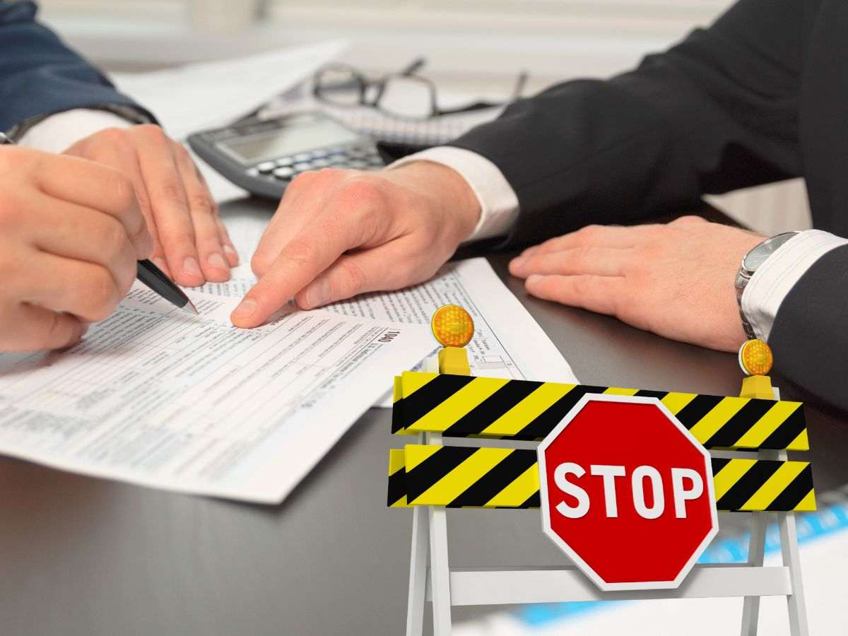 sfondo documenti e persone che ne parlano e stop con divieto d'accesso