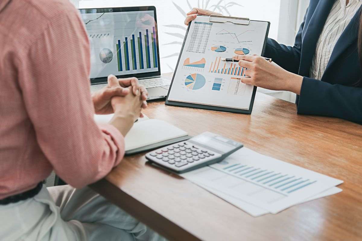 Persone che analizzano dei dati