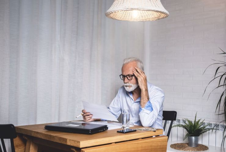 Persona che studia la propria situazione pensionistica