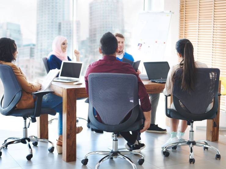 persone riunite in ufficio