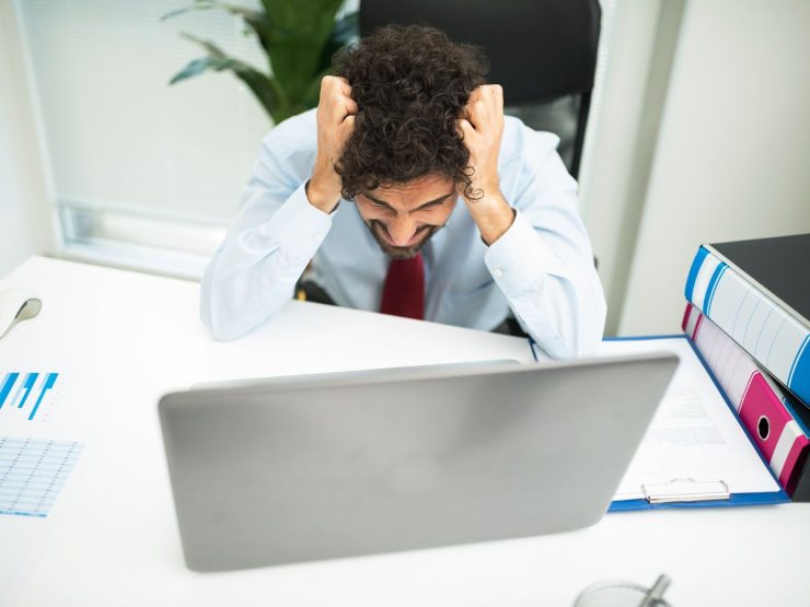 uomo disperato al pc