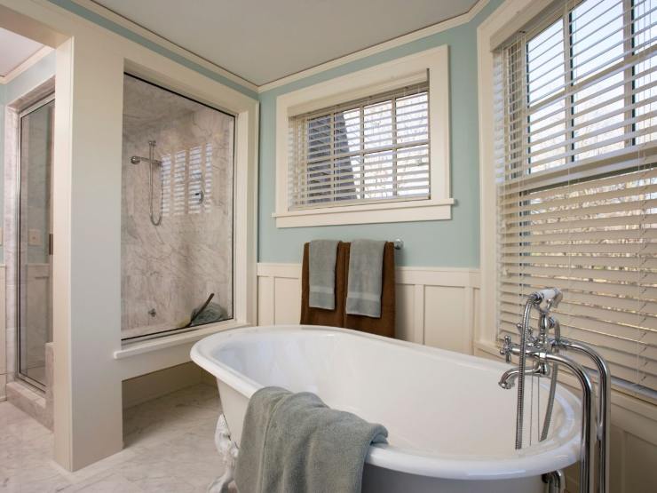 bagno con vasca e doccia