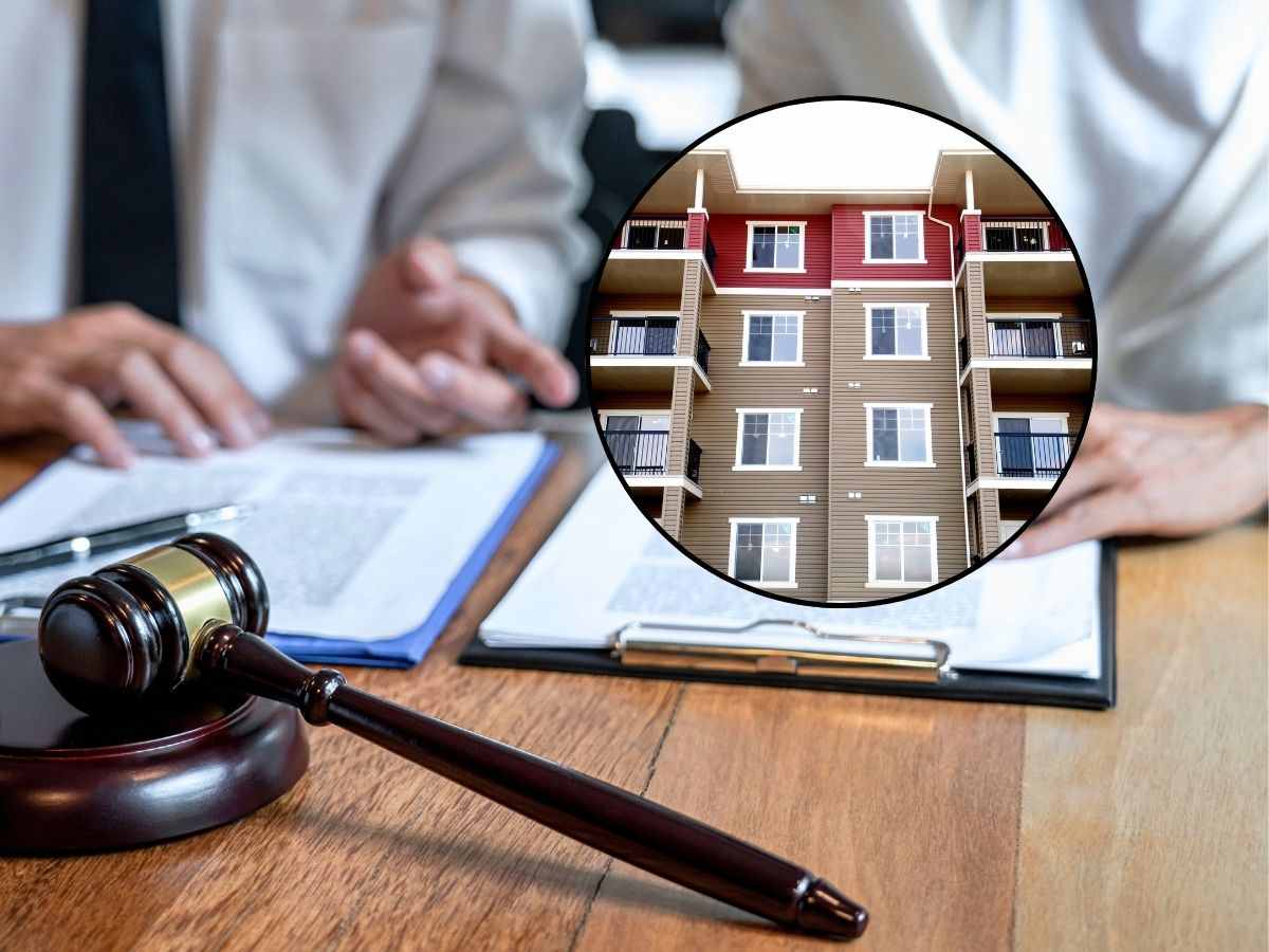 sfondo persone alle prese con documenti e martelletto del giudice e tondo con casa in appartamento