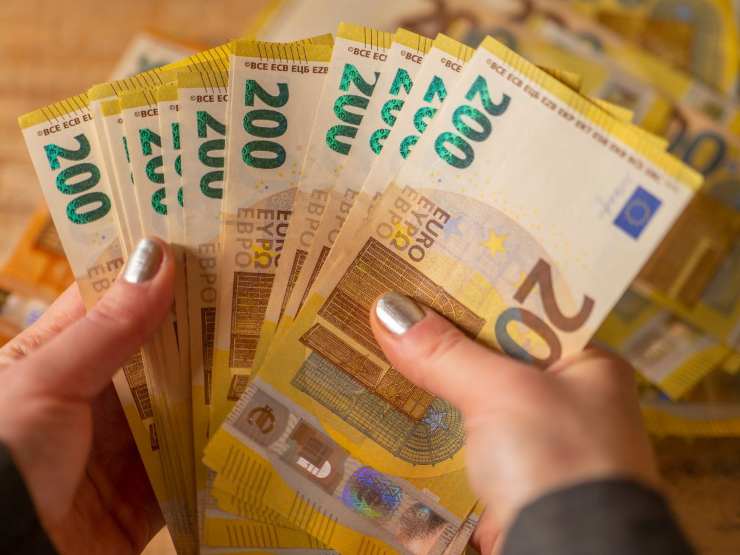 banconote da 200 euro tra le mani
