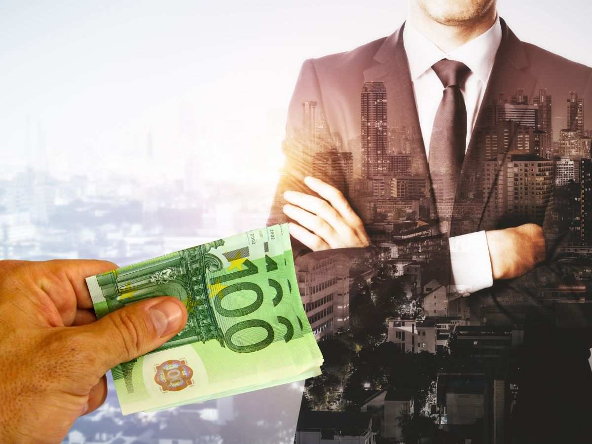 sfondo uomo con braccia incrociate e mano con banconota 100 euro
