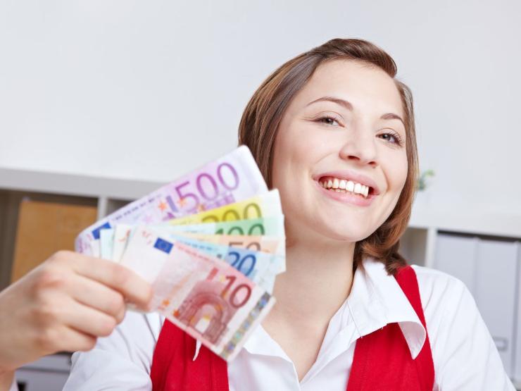 donna con banconote euro in mano