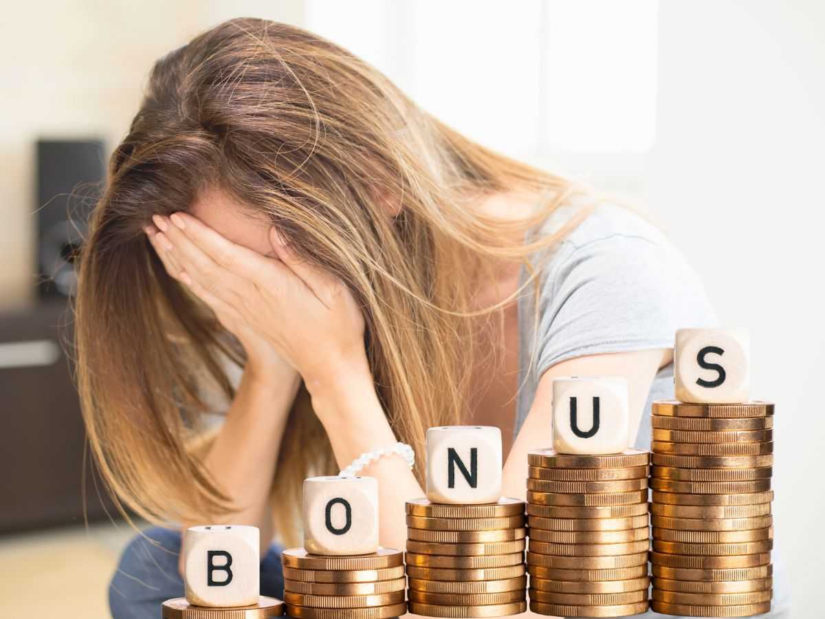 sfondo donna con mani che coprono volto e monete in crescita con scritta bonus