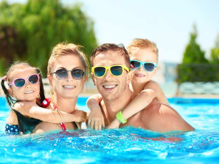 famiglia in piscina