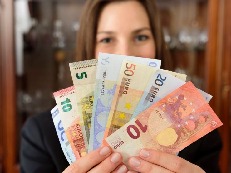 donna con banconote euro in mano