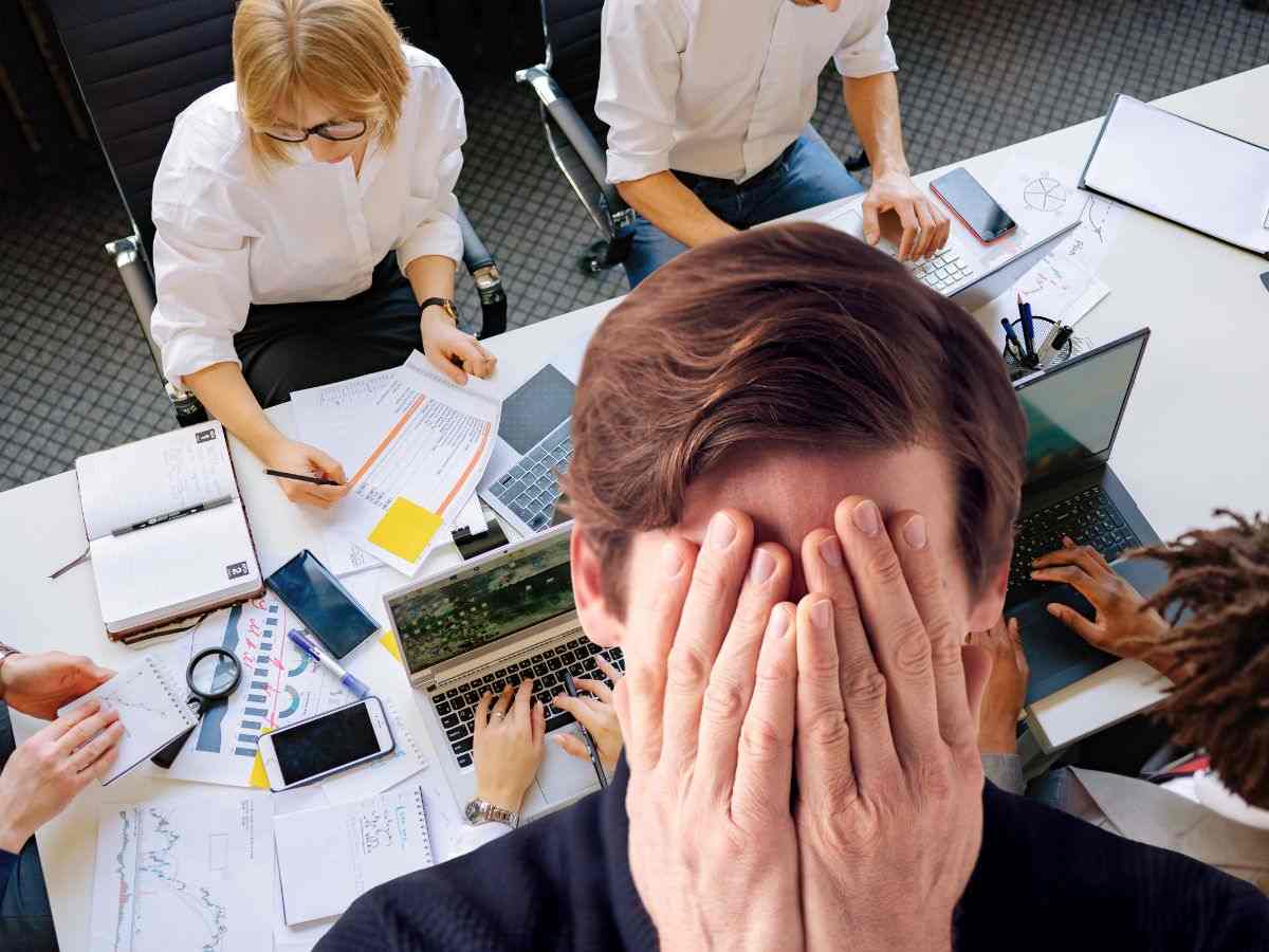sfondo ufficio uomo con mani in faccia