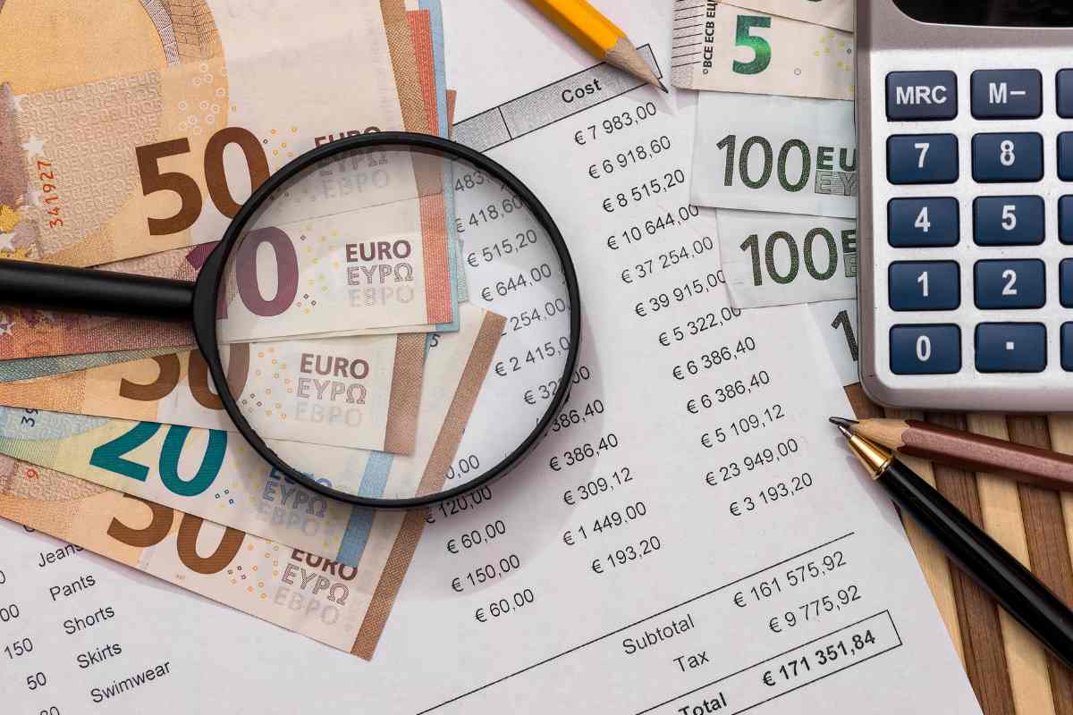lente di ingrandimento su documenti e banconote