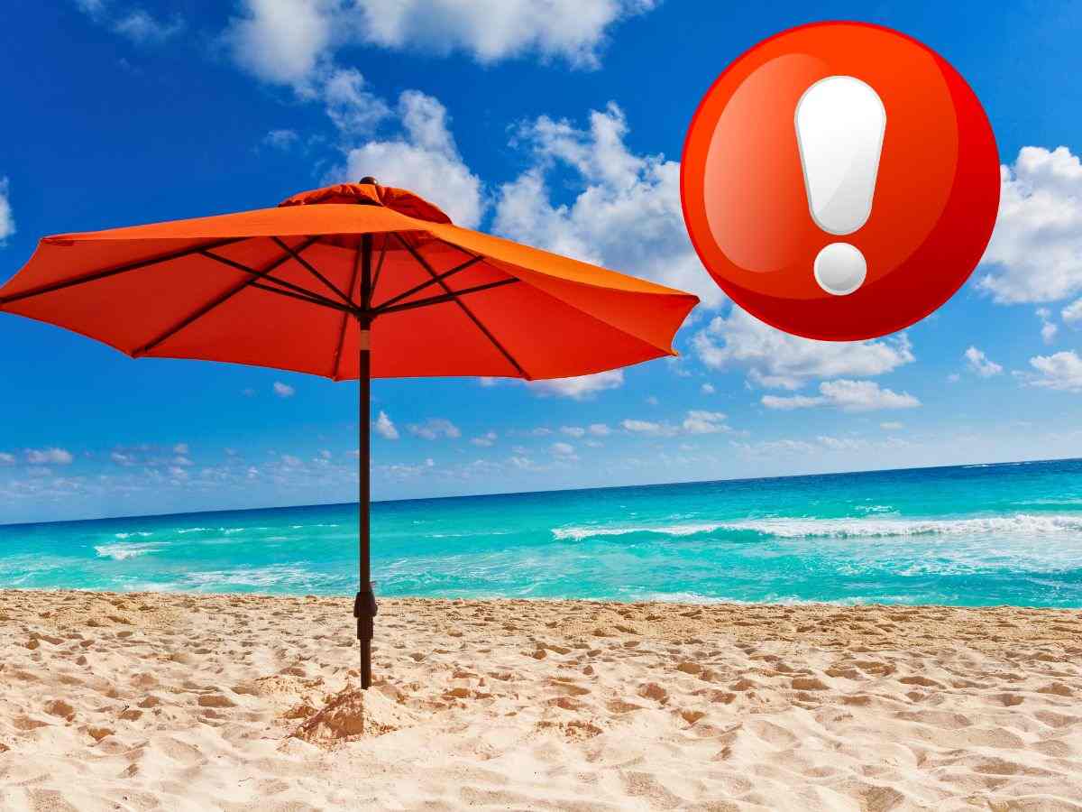 sfondo spiaggia con ombrellone e simbolo con punto esclamativo