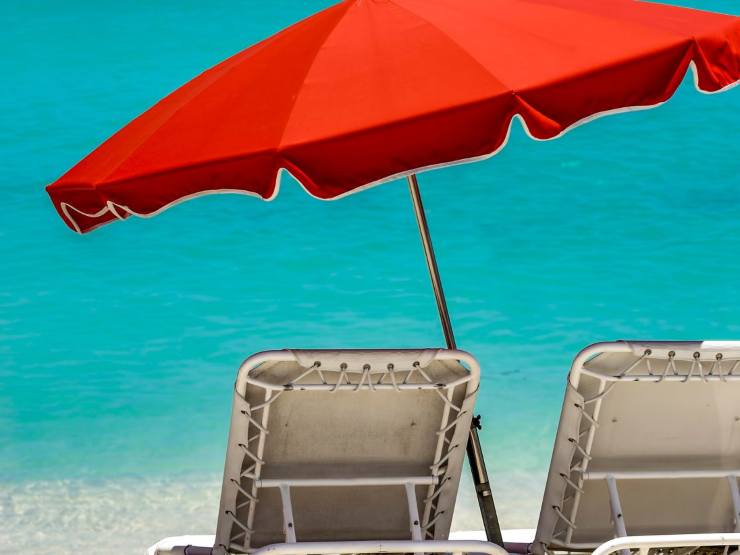 sdraio e ombrellone in spiaggia
