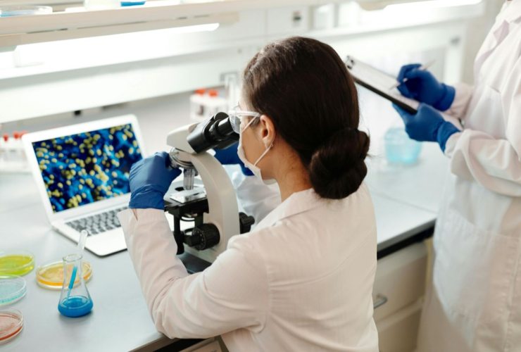 Scienziato al lavoro