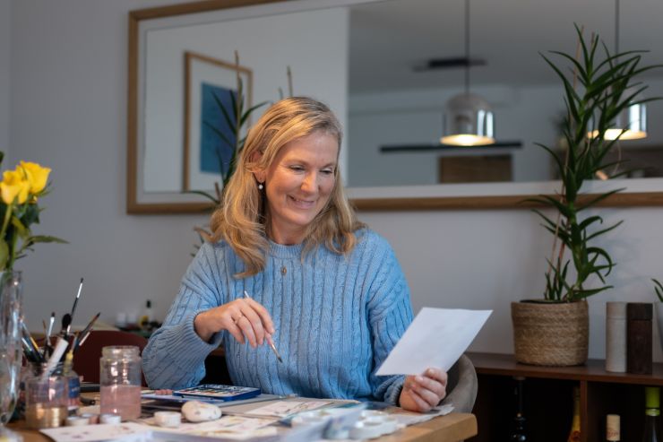 donna sorride di fronte a documento