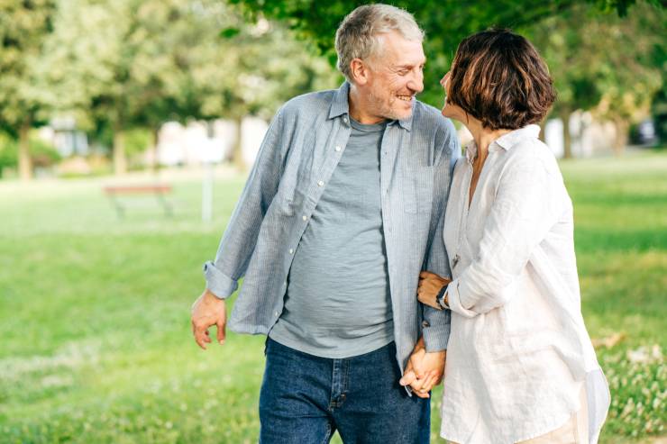 due pensionati sorridenti
