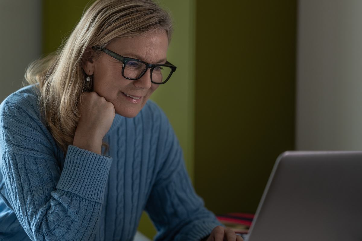 donna guarda sorridente il pc