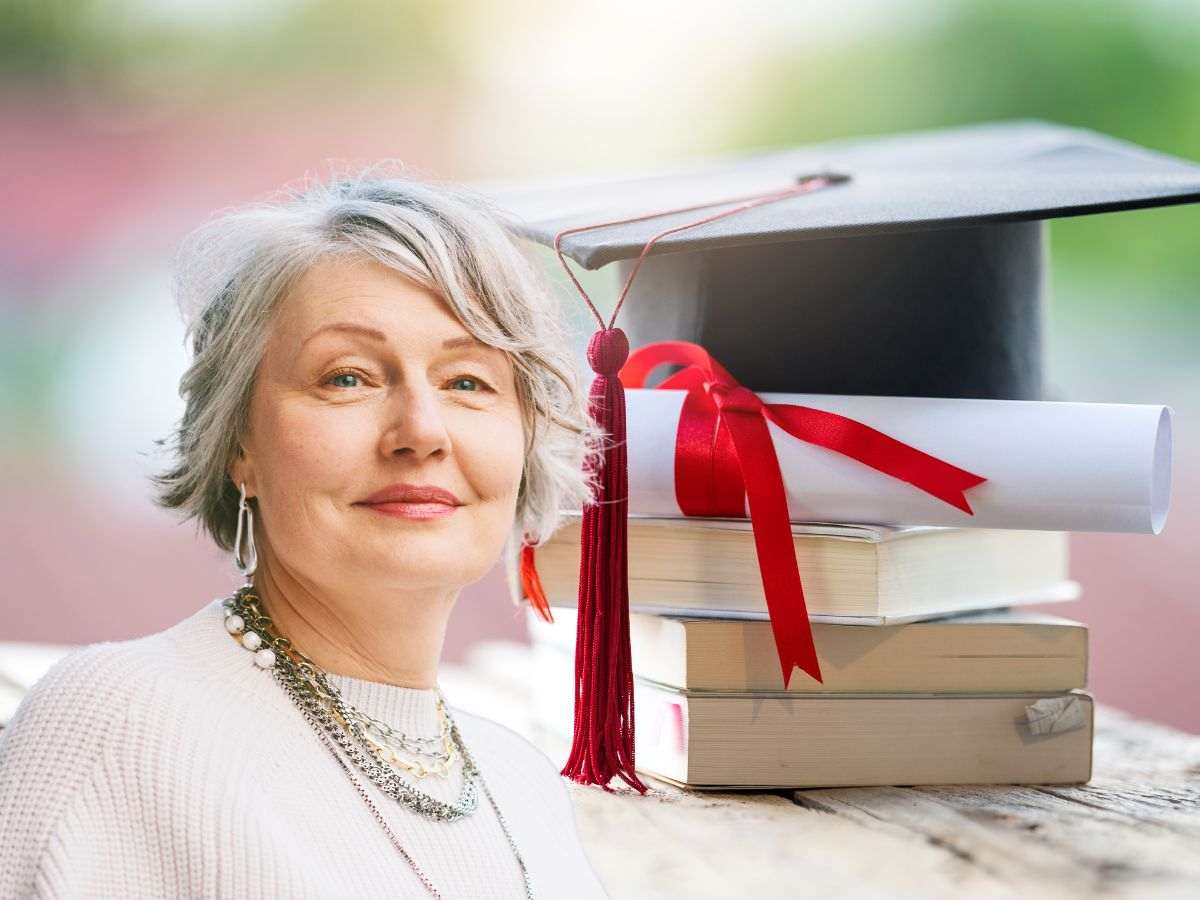 sfondo cappello laurea e libri e donna anziana