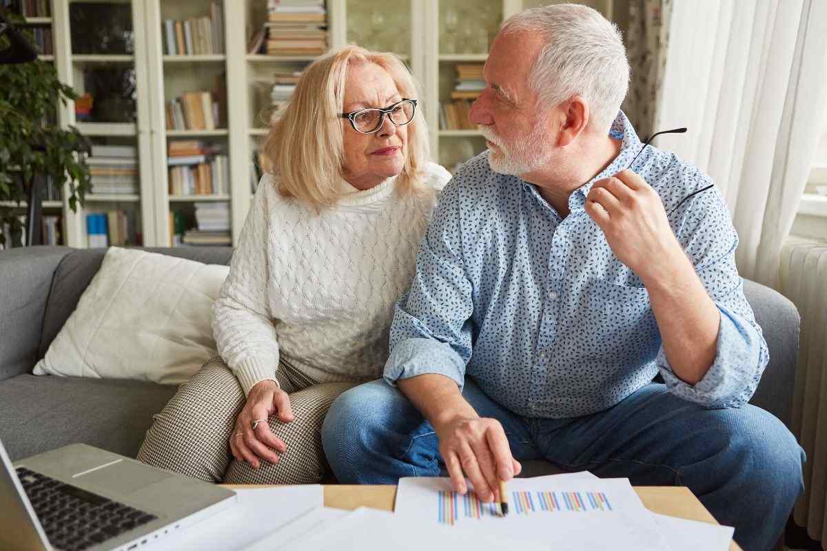 Persone che discutono di pensioni