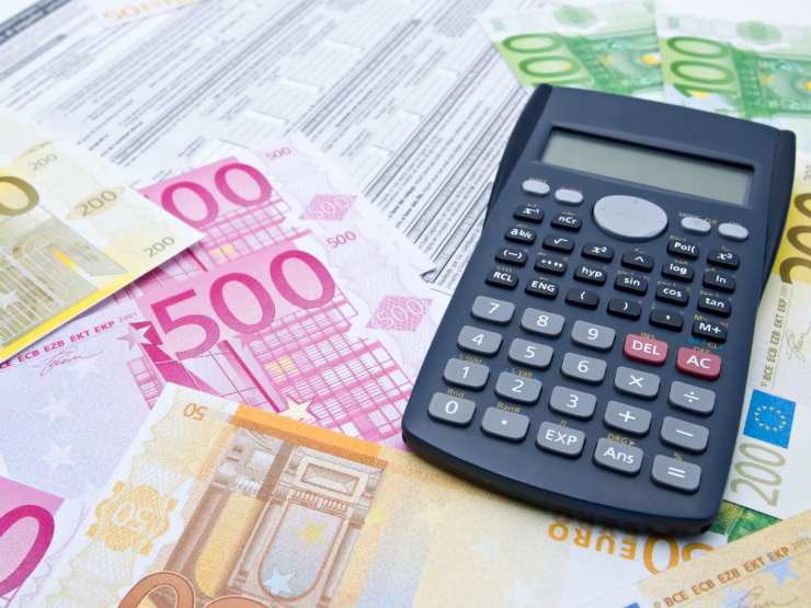 banconote euro e calcolatrice