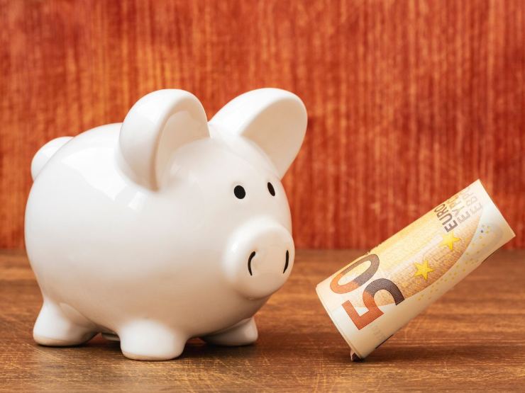salvadanaio porcellino e banconota 50 euro