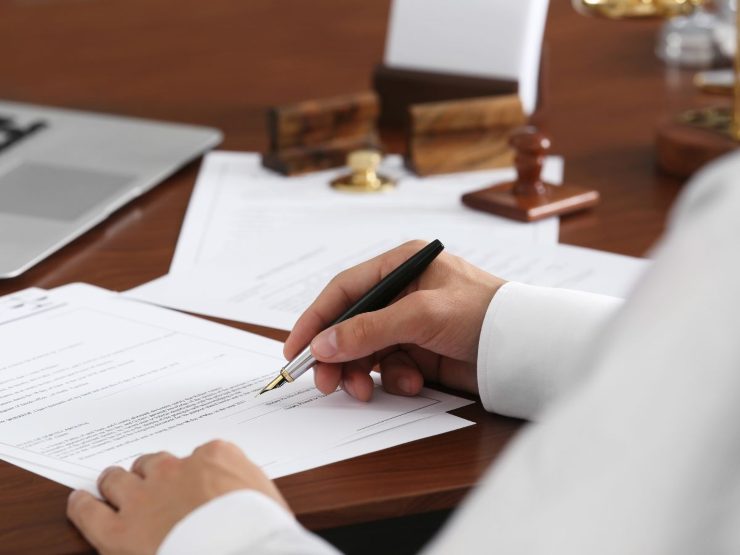 uomo scrive documento legale