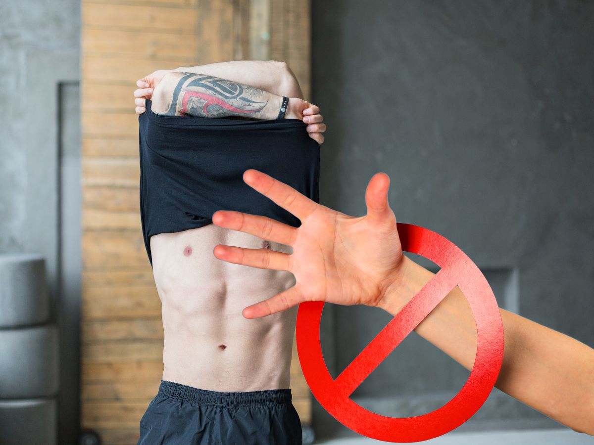 sfondo uomo a torso nudo e mano con simbolo di divieto