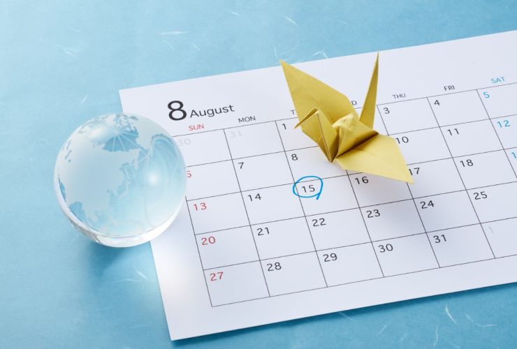 Calendario, palla di vetro e immagine di animale fatto con la carta