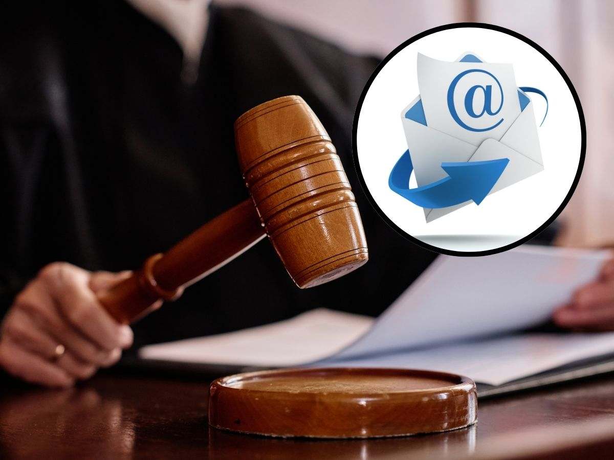 sfondo giudice che sbatte martelletto in udienza e tondo con simbolo email