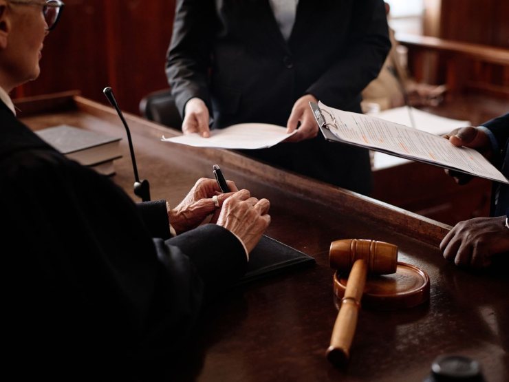 persone discutono in Tribunale