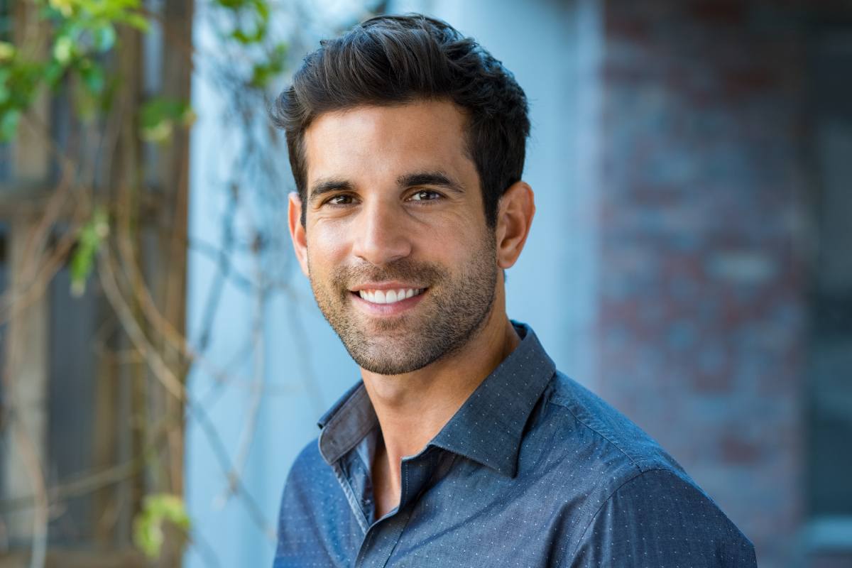 uomo sorridente