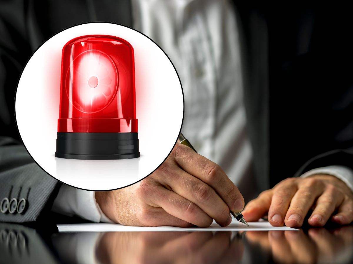 sfondo uomo che scrive documento e tondo con allarme