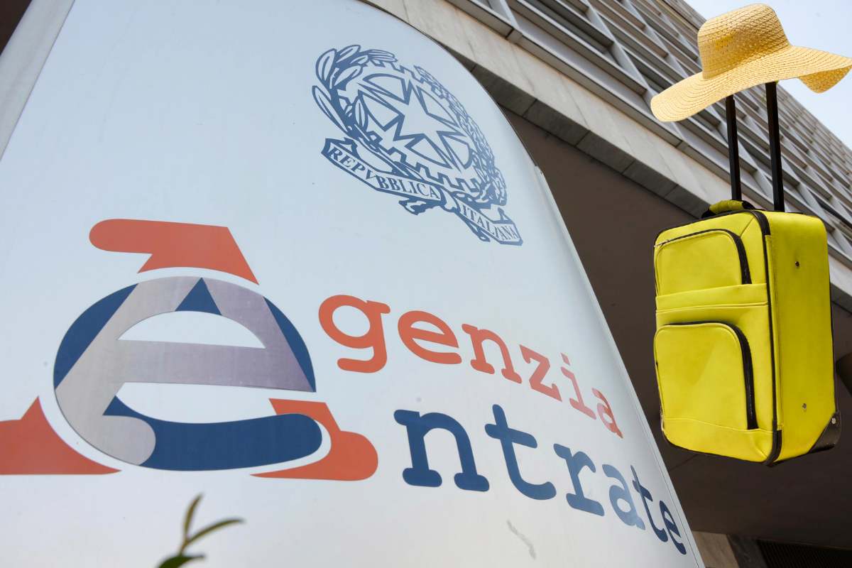 logo agenzia entrate e trolley con cappello estivo