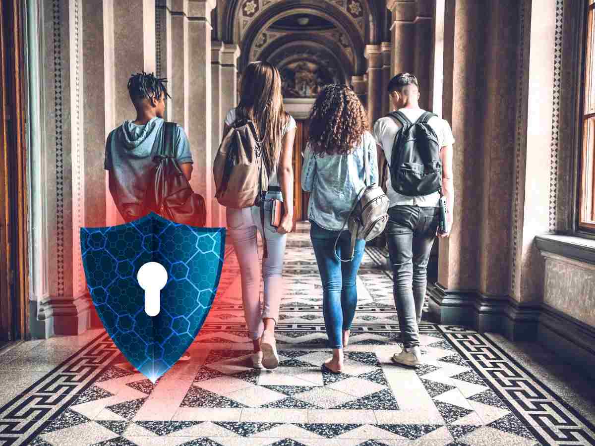 sfondo ragazzi all'università e logo privacy