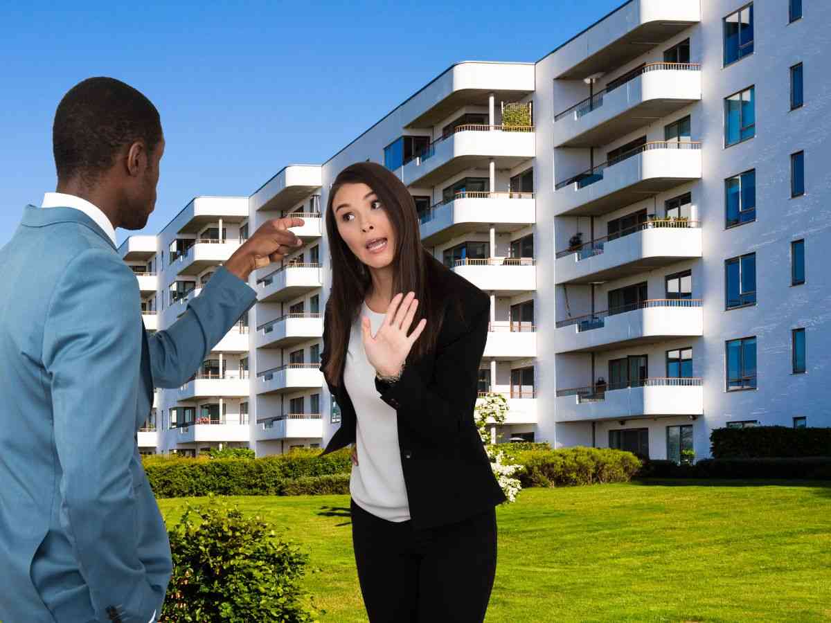 sfondo condominio e persone che litigano