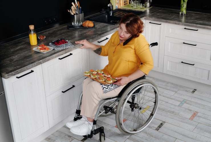 Disabile al telefono mentre si preprara il pranzo