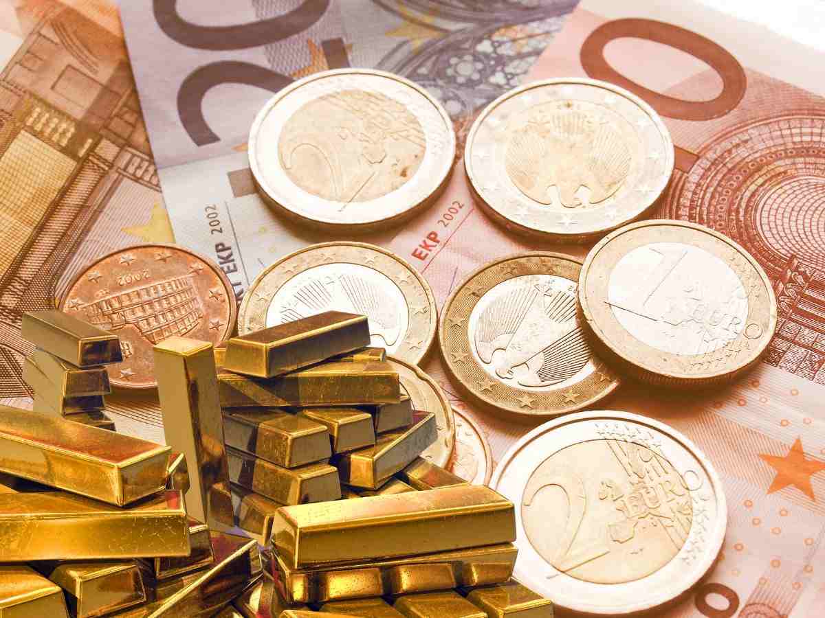 sfondo monete e banconote euro e lingotti d'oro
