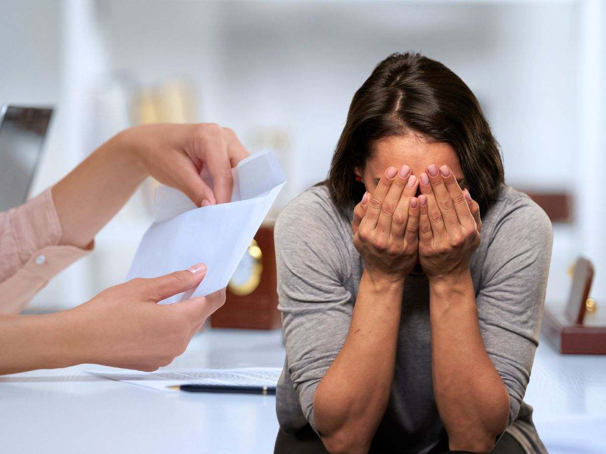 sfondo mani che tengono busta e donna triste