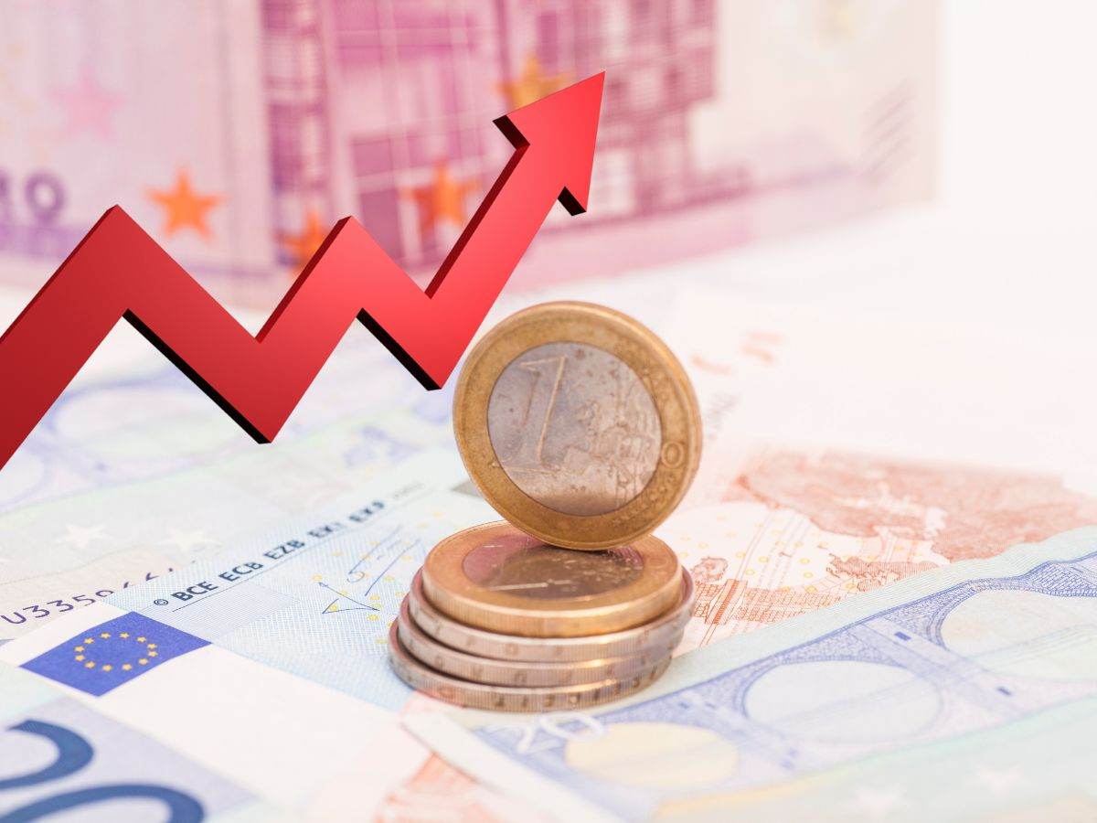 monete e banconote euro e freccia in crescita