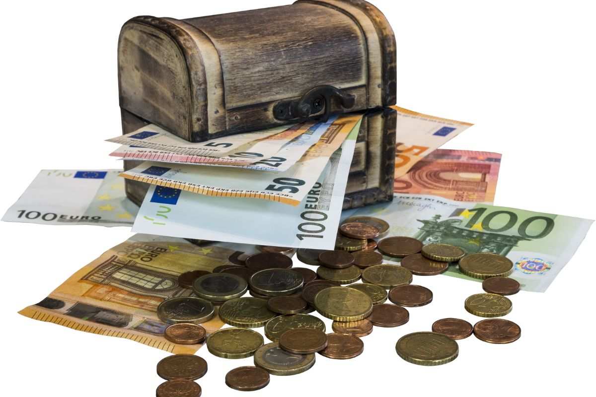 cassa con banconote e monete