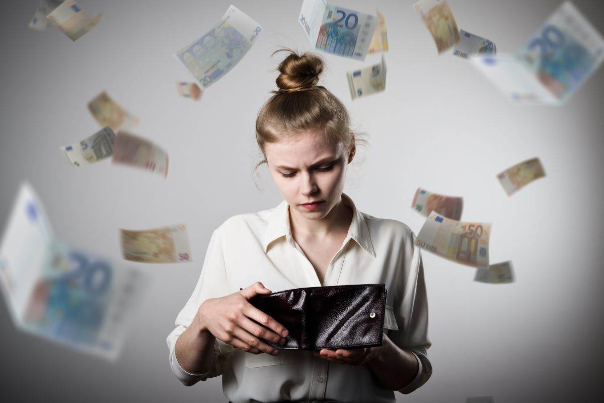 Persona che sceglie un investimento fra banconote che volano