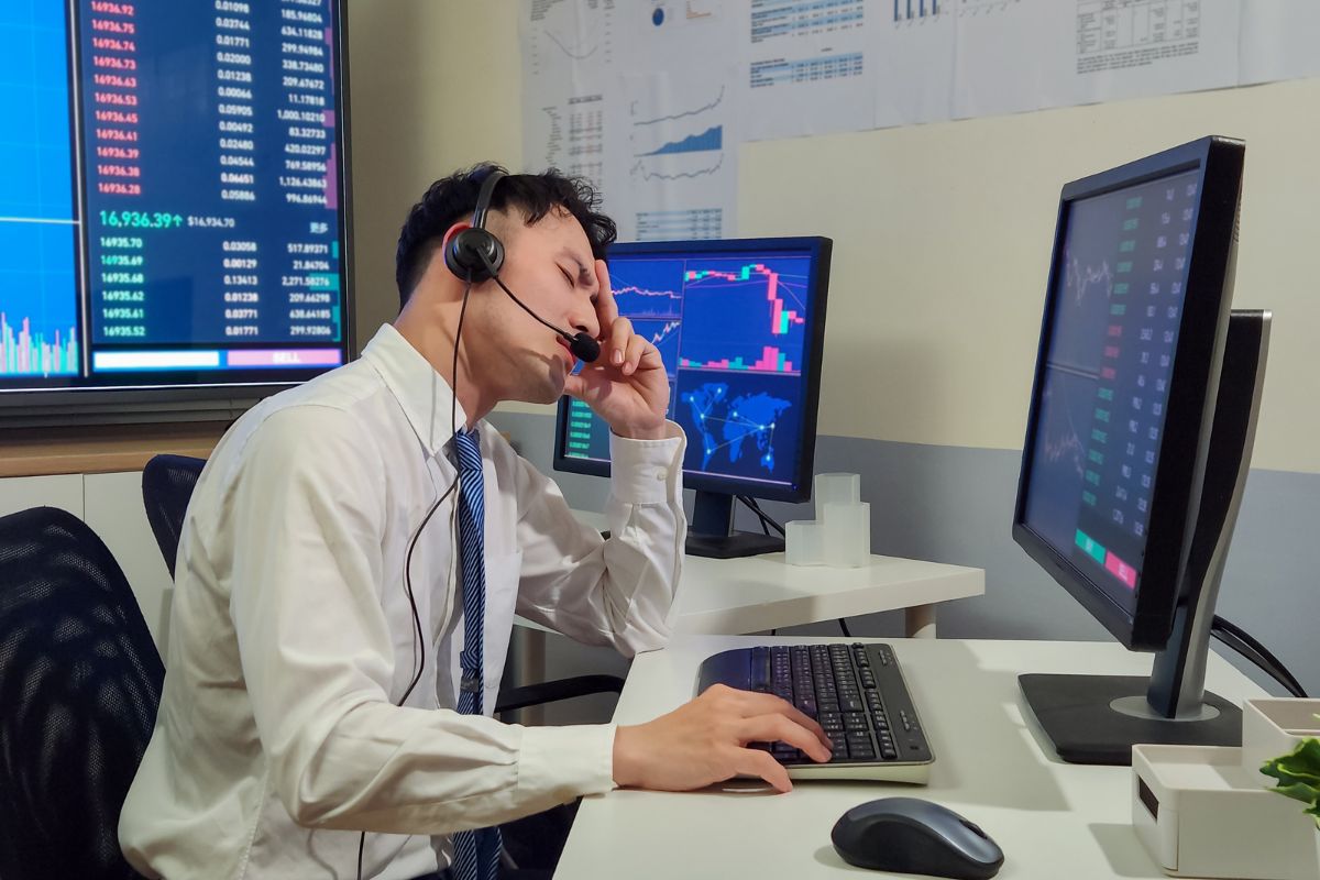 Analista che legge i dati sui BTP