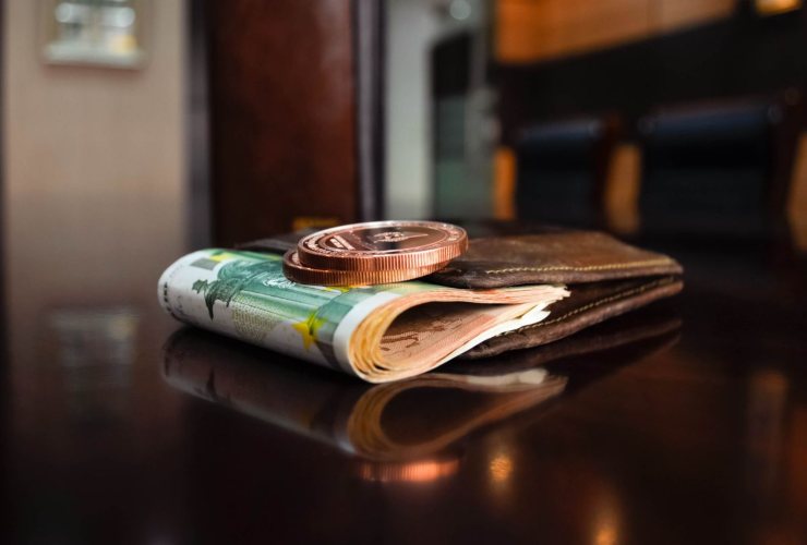 banconote e monete in un portafoglo