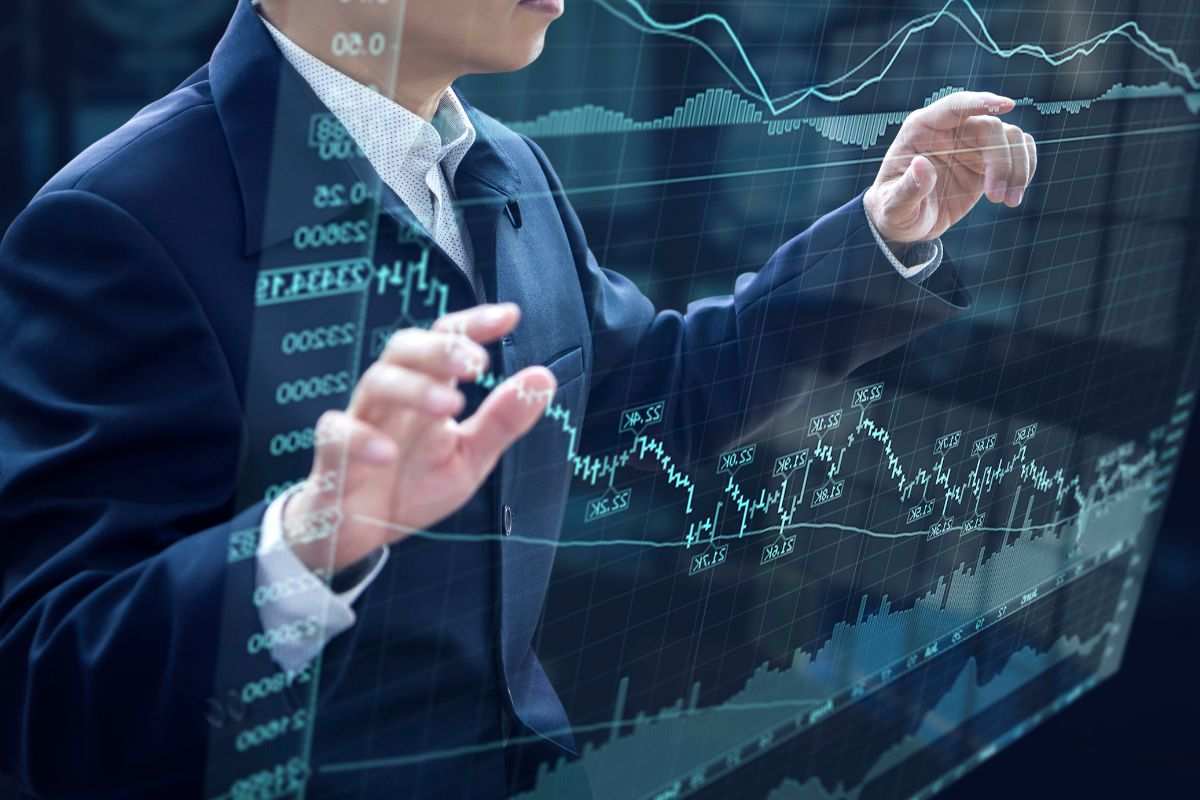 Persona che analizza dati e grafici