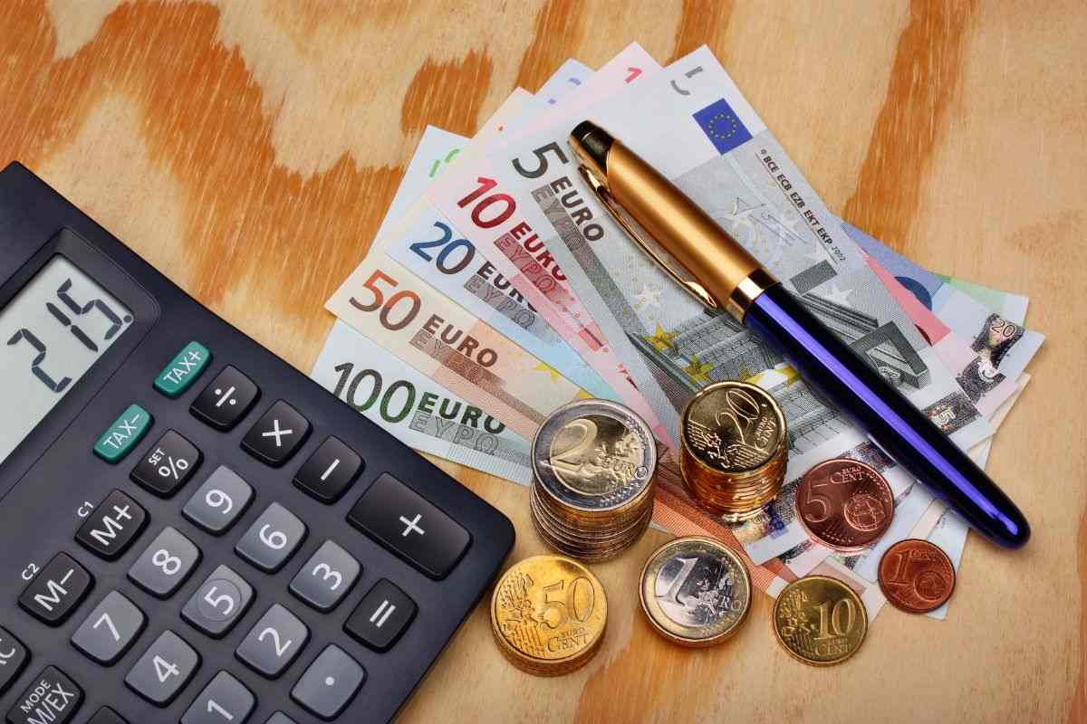 Cacolatrice, penna, banconote e monete