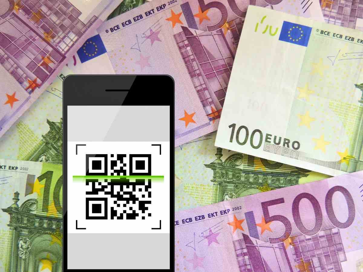 sfondo banconote euro e telefono con Qr code