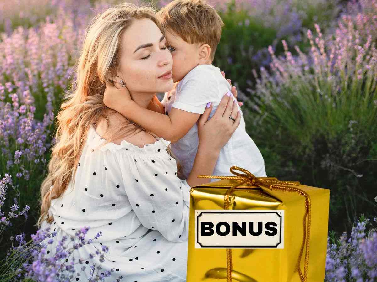 sfondo donna e bambino e pacchetto con scritta bonus