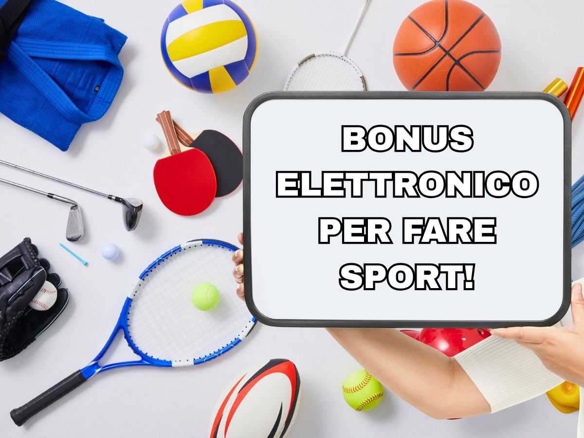 sfondo oggetti sportivi e cartello in mano con scritta bonus elettronico per fare sport