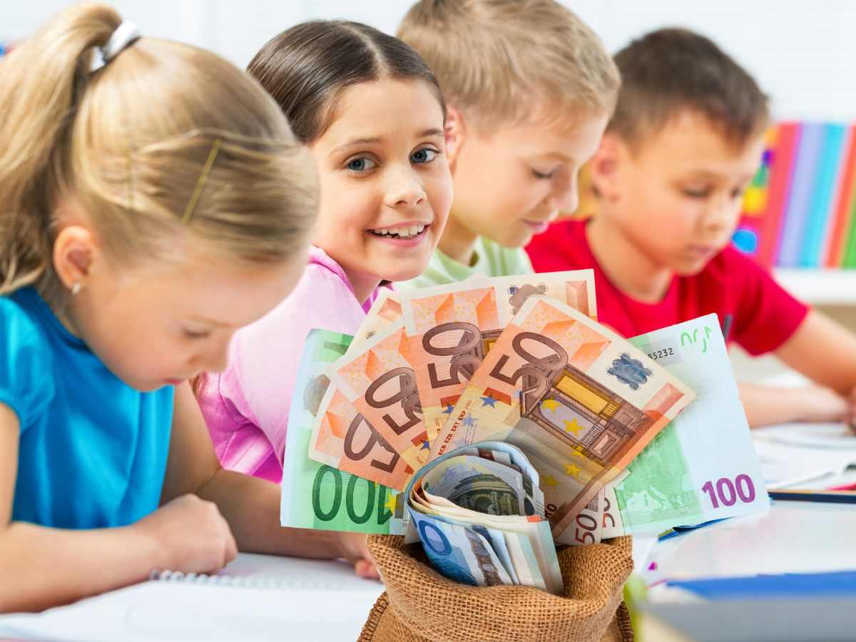 sfondo bambini a scuola e sacchetto con banconote euro
